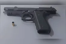 A arma utilizada no disparo pertence ao próprio soldado da Polícia Militar, segundo informações da ocorrência.