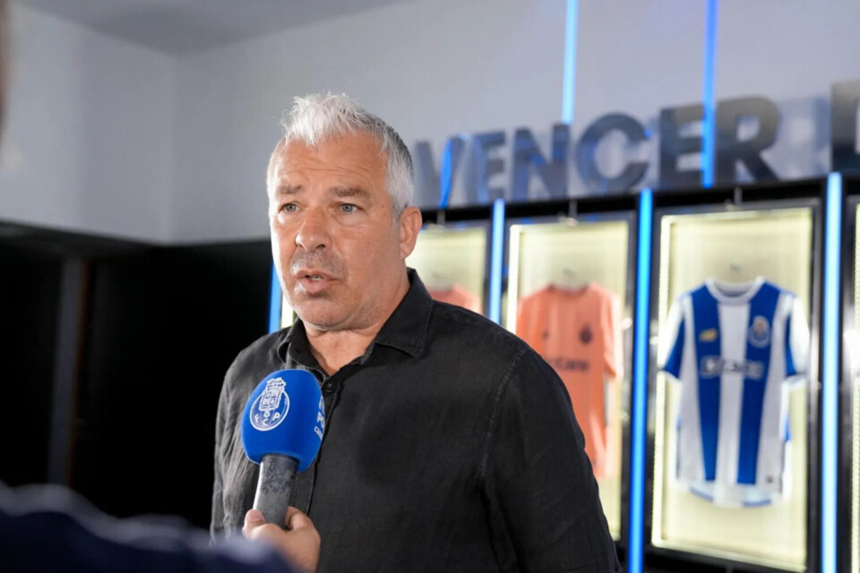 O mundo do futebol português está em luto após a morte de Jorge Costa, ex-jogador e diretor do FC Porto, aos 53 anos durante uma entrevista.