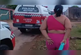 De acordo com a polícia, a suspeita apresentou comportamento nervoso e tentou esconder as mãos ao perceber a presença da equipe.