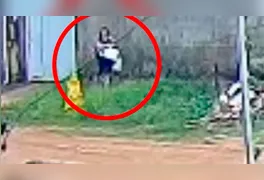 Câmera de uma residência flagra o momento em que a mulher abandona o bebê