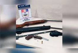 Na casa, os policiais localizaram e apreenderam uma espingarda calibre 22, uma espingarda de pressão calibre 5.5, um cano de arma, aberto, para calibre 22, entre outros