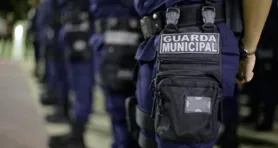 O salário inicial previsto é de aproximadamente R$ 1.700,00.