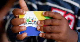 Em agosto de 2025, o Bolsa Família mantém o valor mínimo de R$ 600,00 por família, com adicionais para quem se enquadra em critérios específicos.