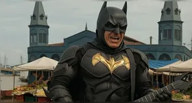 O personagem vestido de Batman tem feito sucesso ao interpretar clássicos do eterno Raul Seixas