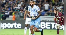 Diogo Oliveira deixou o campo ainda no primeiro tempo após relatar sintomas preocupantes.