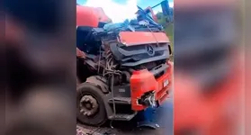 O impacto da colisão destruiu completamente a cabine da carreta