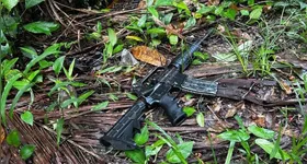 Arma encontrada em meio ao mato