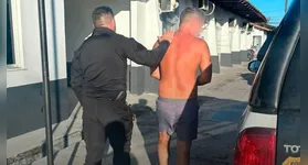 Suspeito é conduzido por policiais