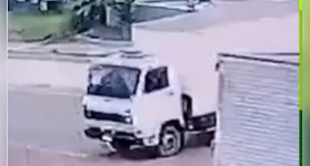 Caminhão que atropelou o motociclista