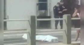 Corpo encoberto sob a supervisão dos policiais