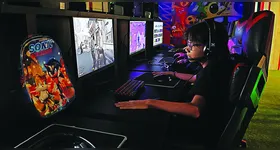 Os inscritos podem escolher jogos de e-sports para curtir. Tatiane levou a filha, Kimberly para participar