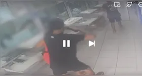 As câmeras de segurança do local registraram o momento em que a dupla chegou ao estabelecimento se passando por clientes.