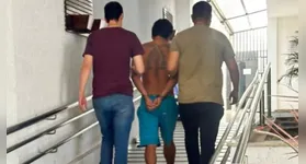 Fabrício da Conceição Soares sendo apresentado pela polícia