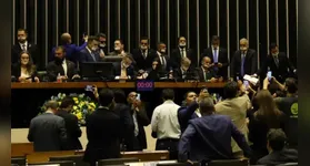 Deputados caracterizam o motim com esparadrapos na boca