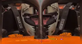 O ator Brad Pitt a bordo da McLaren