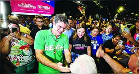 Helder Barbalho e a vice-governadora Hana Ghassan foram recebidos com festa pelos moradores beneficiados. Obra garante qualidade de vida e maior mobilidade