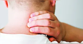 Os sinais mais comuns incluem feridas que não cicatrizam na boca, rouquidão persistente e dificuldade para engolir.