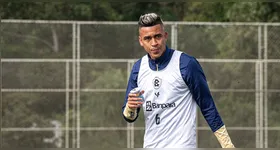 Volante é titular, porém, ainda não tem condições físicas para jogar os 90 minutos.