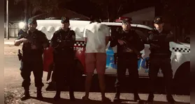 De acordo com a Polícia Militar, a guarnição foi acionada por moradores que relataram uma intensa discussão em uma kitnet.