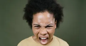 A liberação emocional através do grito pode ser uma ferramenta poderosa para lidar com o estresse cotidiano.