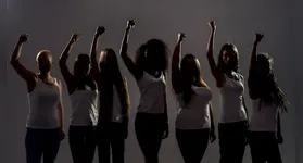O protocolo orienta a capacitação de profissionais para lidar com as situações de risco para as mulheres, na compreensão dos sinais silenciosos e também, a como acolher e auxiliar as mulheres vitímas de violência nesses estabelecimentos.