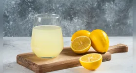 De acordo com nutricionistas, o limão é, de fato, uma excelente fonte de vitamina C e antioxidantes.
