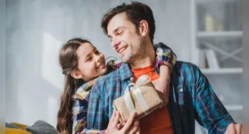 A ação destaca que presentear é um gesto de carinho, mas que deve ser feito com responsabilidade.