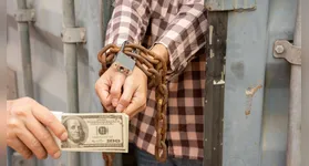 A prática criminosa ocorre majoritariamente em países do Sudeste Asiático — como Filipinas, Camboja, Laos e Mianmar.