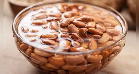 O gesto simples de deixar os grãos submersos em água antes do preparo tem respaldo da ciência e pode fazer toda a diferença no sabor, na digestão e até no aproveitamento dos nutrientes.