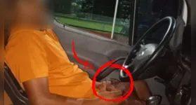 Ao chegarem ao local, a equipe do 17º Batalhão da PM encontrou o motorista dormindo dentro do veículo Mercedes-Benz 311 CDI Street, ainda segurando um copo com a bebida