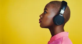Um estudo conduzido pela Universidade de Barcelona, na Espanha, revelou o funcionamento dos mecanismos cerebrais envolvidos quando ouvimos música.