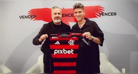 Jorge Carrascal exibe a camisa do Flamengo ao lado de José Boto.