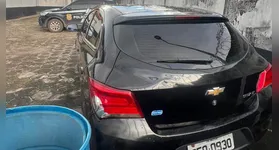 Carro recuperado pelos policiais durante operação