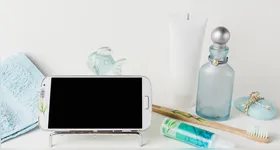 Confira os principais riscos de usar o celular no banho e veja como se proteger para evitar prejuízos