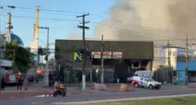 Incêndio de grandes proporções foi registrado neste domingo (27), em Ananindeua.