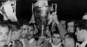 Palmeirenses com a Copa Rio conquistada em 1951.