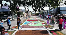 Tapetes feitos com areia e serragem ganham as ruas de Capanema.