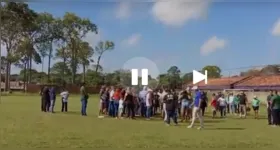 Moradores acusam a gestão municipal de desrespeitar um projeto social que há décadas atende crianças da comunidade.