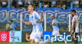 Meia encheu o pé, viu a bola desviar duas vezes e entrar no gol para explodir a Curuzu