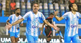 Denner (esquerda) conseguiu ganhar duas disputa no lance que acabou no gol bicolor