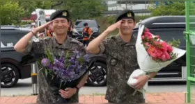 RM e V encerram o período no exército sul-coreano e são celebrados por fãs ao redor do mundo com homenagens virtuais e muito carinho nas redes sociais.