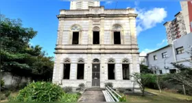 O Palacete Amyntas de Lemos, em Belém: mais de um século de história e memória em meio ao concreto da Avenida Almirante Barroso. O casarão agora está à venda, mas segue encantando quem passa