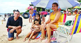 Kelly Rezende aproveitou o dia na praia para descansar com a família
