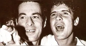 Ney Matogrosso e Cazuza: dois ícones da música brasileira que viveram um romance breve, mas inesquecível.