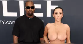 Bianca Censori, de lingerie comestível, caminha pelas ruas de Nova York ao lado de Kanye West
