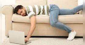 O sinal de alerta para buscar ajuda profissional surge quando há queda no desempenho escolar ou produtividade no trabalho.