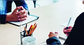 A entrevista de emprego seleciona os profissionais que têm o perfil desejado pela empresa.