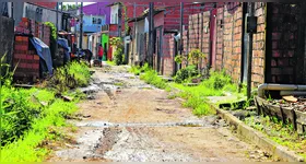 Vias sem asfalto e com mato dificultam a circulação dos moradores da comunidade Jardim Vitória