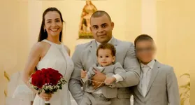 Adolescente em foto com a família