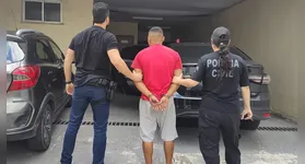 O suspeito foi preso e conduzido para a delegacia após a filha denunciar os abusos.